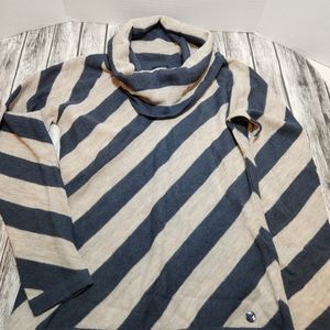 Armani sweater‎